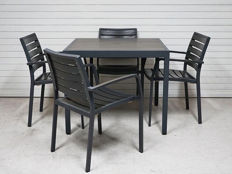 Garde Table with 4 chairs (Used)